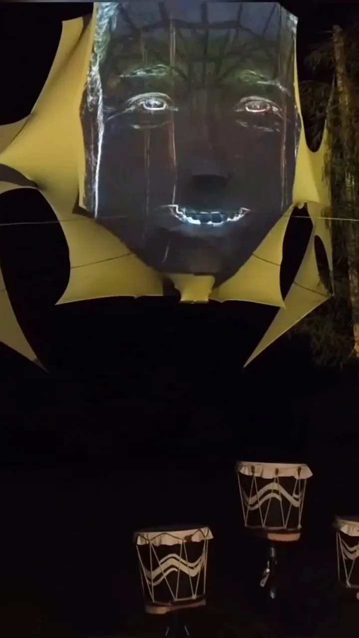 Tambours acoustiques interagissant avec le visage 3D